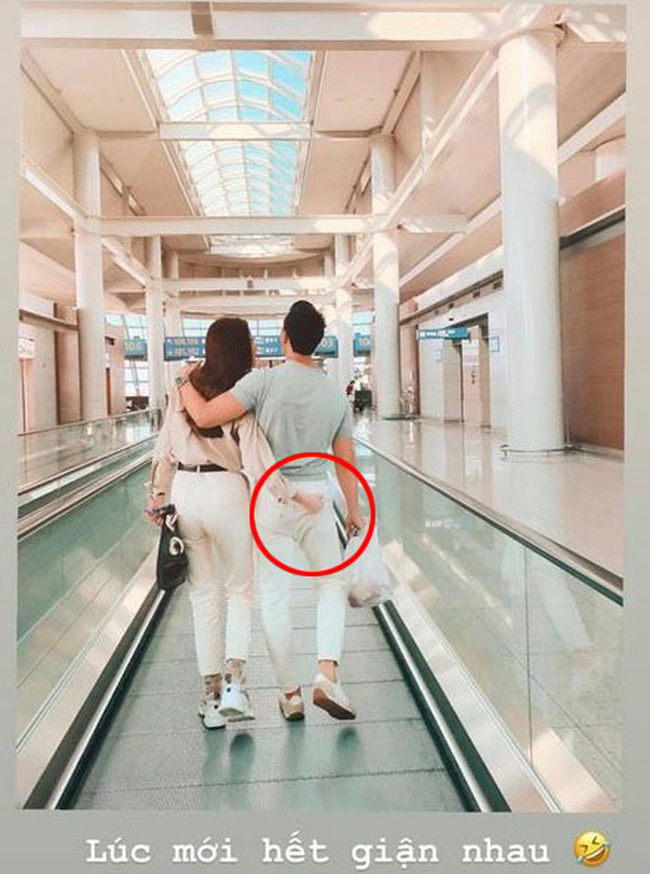 Hồ Ngọc Hà cũng đánh dấu "chủ quyền" bằng một cái chạm nhẹ tay vào vòng ba của ông xã. Trước đó phía nữ ca sĩ tiết lộ rằng cô và Kim Lý đã đăng ký kết hôn, chính thức trở thành vợ chồng hợp pháp vào đầu năm 2020.
