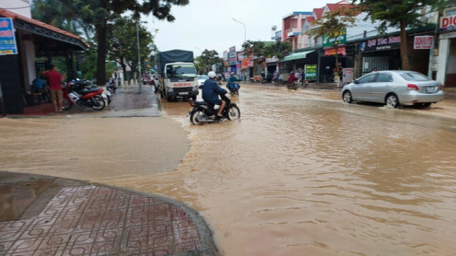 Nước từ các tuyến đường từ khu tái định cư đổ ra khiến QL27 ngập lụt hơn 1km