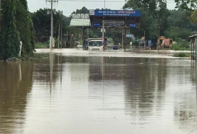 Con đường chuyên dụng vào mỏ đá Tân Cang ngập sâu trong nước. Ảnh: VH.