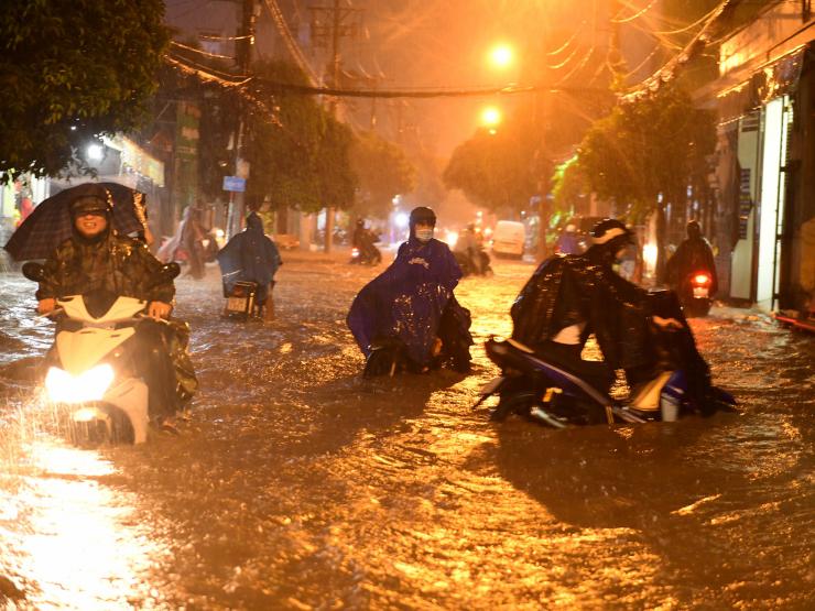 Nhiều tuyến đường TP.HCM chìm trong ”biển nước”, người dân vật vã tìm đường về nhà