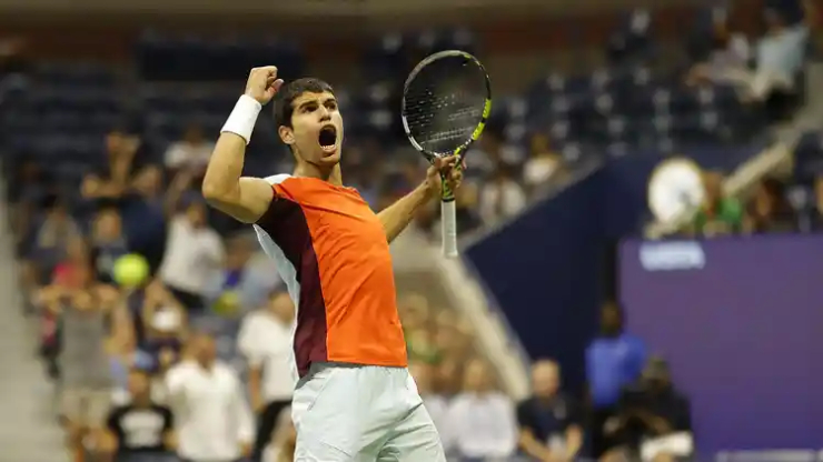 Alcaraz có pha phòng thủ không chê vào đâu được ở set 1, trận đấu thuộc vòng 4 US Open 2022