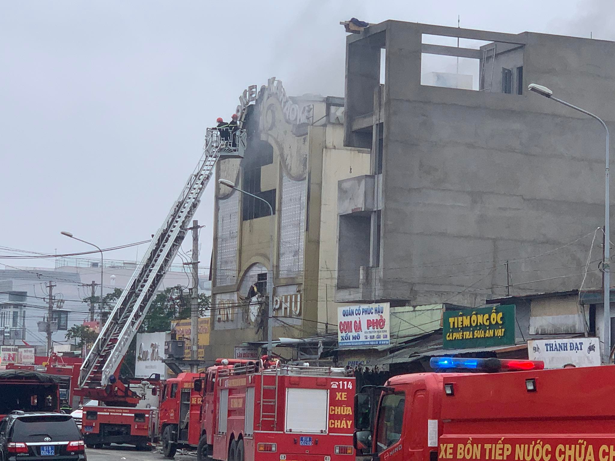 Đám cháy xảy ra tại quán karaoke khiến ít nhất 12 người tử vong và nhiều người khác bị thương