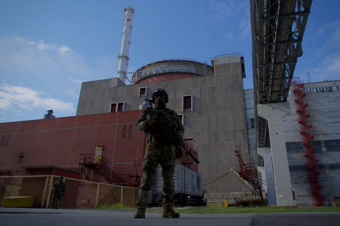Binh sĩ Nga ở nhà máy điện hạt nhân Zaporizhia (ảnh: CNN)