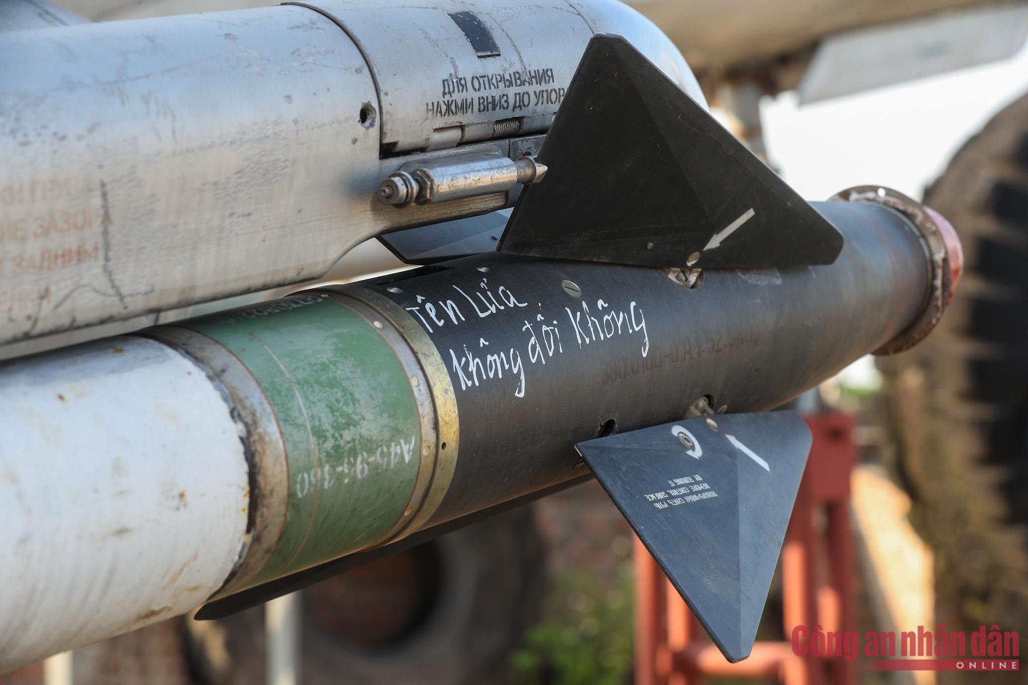 Tên lửa không đối không trên máy bay MIG - 21. Để có thể mang nguyên cả máy bay cùng tên lửa về lắp, trưng bày, ông Đôn đã phải hoàn thành một loạt các thủ tục vô cùng khắt khe của cơ quan chức năng.