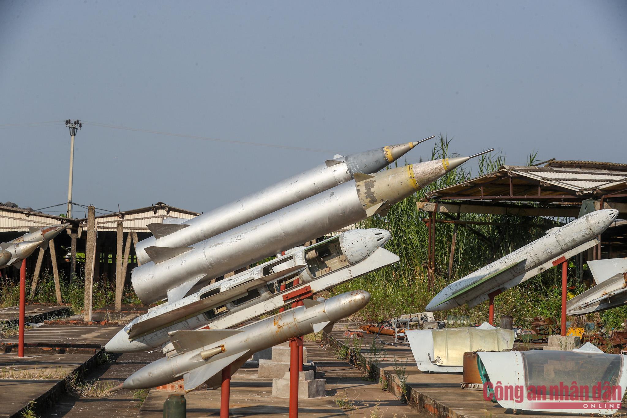 Ngoài bom, đạn, rất nhiều loại tên lửa của Mỹ cũng được trưng bày tại đây. Khí tài được chế tạo bằng chất liệu rất bền nên chống chọi được với thời tiết khắc nghiệt.