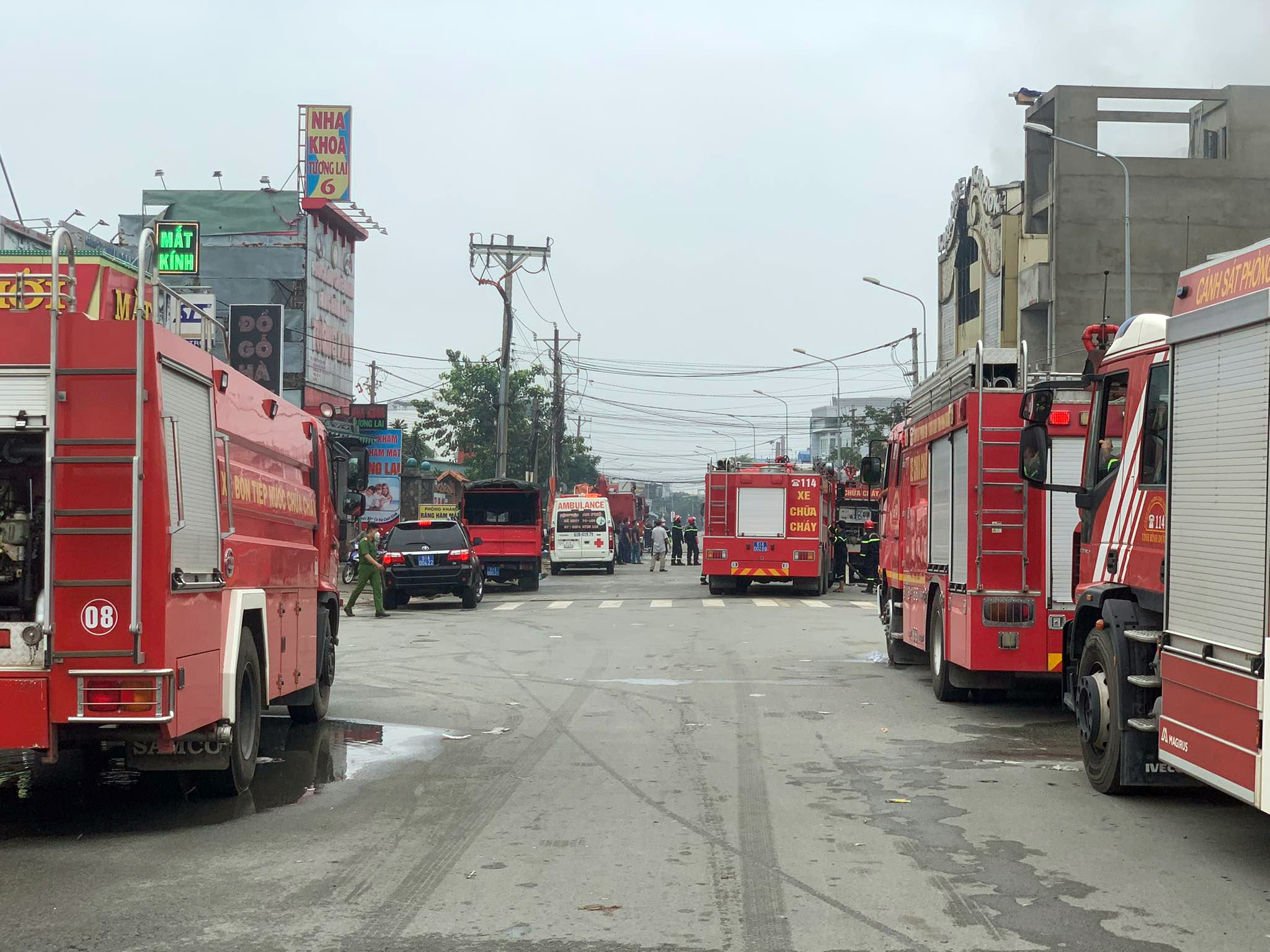 Xe chữa cháy túc trực tại hiện trường. Hiện khói vẫn còn bốc âm ỉ và lực lượng chữa cháy vẫn đang xịt nước vào bên trong. Quán karaoke có ba lầu, khu vực cháy nằm ở lầu 2 và 3