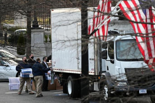 Xe tải chuyển đồ xuất hiện bên ngoài Nhà Trắng khi các nhân viên bắt đầu dọn dẹp đồ đạc hồi tháng 1-2021. Ảnh: Reuters