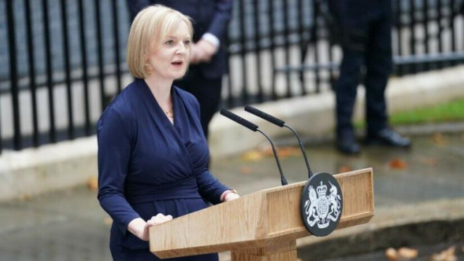 Bà Liz Truss phát biểu bên ngoài trụ sở Văn phòng Thủ tướng Anh số 10, phố Downing, London vào ngày 6/9