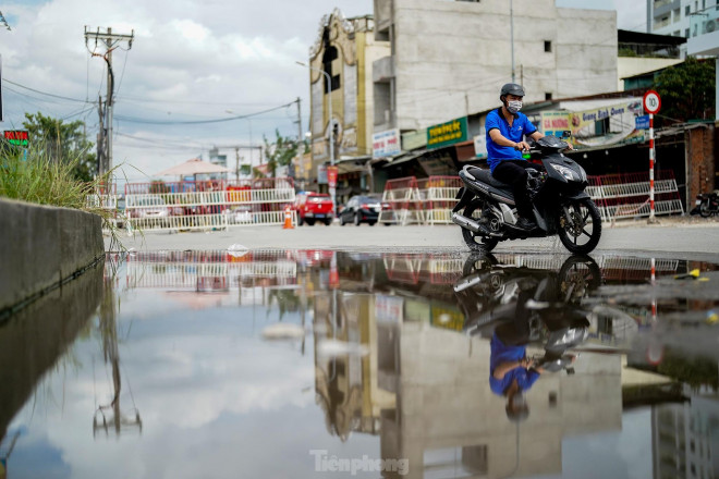 Hiện trường vẫn phong toả, nhiều người dân phải chọn lối đi khác. 