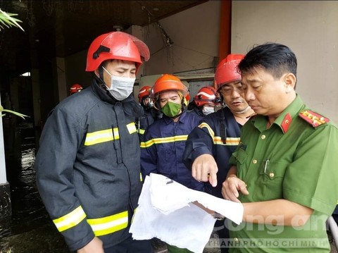 Lực lượng công an liên&nbsp;tục trao đổi phương án cứu hộ cứu nạn.