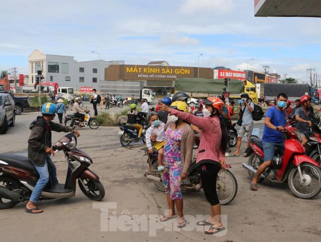 Theo chia sẻ của nhiều người dân, khi nghe tin vụ cháy, nhiều người không tài nào chợp mắt vì quá nghiêm trọng, quá khủng khiếp. Do đó đến sáng nay, họ tranh thủ đến để tận mắt chứng kiến nơi xảy ra tai họa.