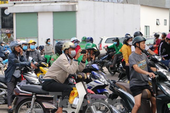 Hàng chục người dân tại Bình Dương và các tỉnh lân cận cũng hiếu kỳ tập trung về nơi đây theo dõi cảnh sát khám nghiệm hiện trường.