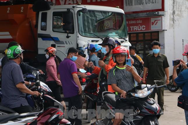 Để đảm bảo an ninh trật tự tại khu vực, lực lượng chức năng đã yêu cầu đám đông giải tán.