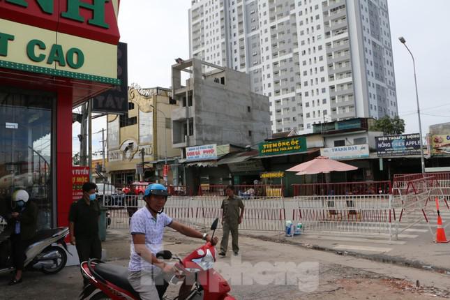 "Công an đang làm việc, mọi người không có gì để xem cả, giải tán đi. Tập trung đông, kẻ gian trà trộn vào móc túi, lấy xe"- một cán bộ công an nhắc nhở.