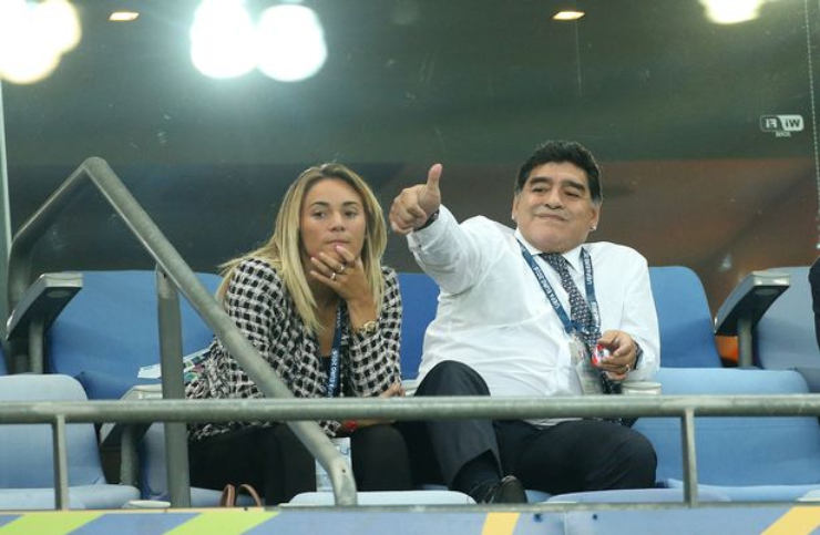 Cố cầu thủ bóng đá Diego Maradona cũng là tay chơi đích thực. Huyền thoại Argentina, Maradona, trải qua nhiều mối tình trước khi qua đời vào năm 2020. Theo cựu tay đua Pietro Pugliese, nhà vô địch World Cup 1986 đã "hạ gục" 8.000 phụ nữ khi còn thi đấu tại Italia.