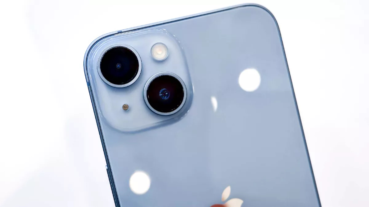 iPhone 14 Plus có camera 12MP như tiền nhiệm, tuy nhiên sử dụng cảm biến với pixel lớn hơn cho phép máy chụp ảnh sáng hơn và ít nhiễu hơn trong điều kiện thiếu sáng.&nbsp;Công cụ Photonic mới giúp cải thiện hiệu suất ánh sáng yếu lên đến 2 lần trên camera siêu rộng và camera trước, trong khi lên đến 2,5 lần trên camera chính.
