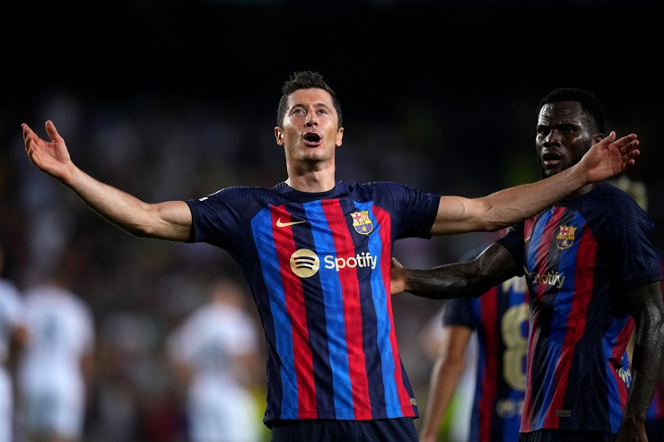 Lewandowski ghi hat-trick ngay trận ra mắt Barcelona ở Champions League