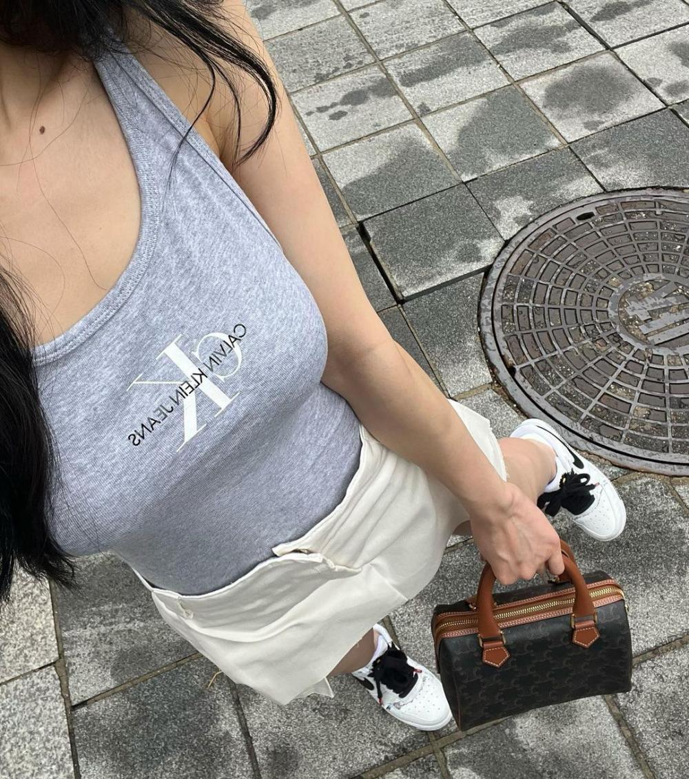 Linh Ka dạo phố&nbsp;với outfit tôn dáng hiệu quả.