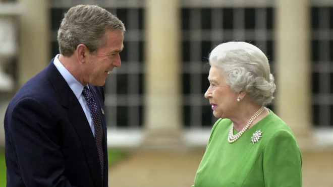 Tổng thống George W. Bush gặp Nữ hoàng Elizabeth tại Cung điện Buckingham vào năm 2003.