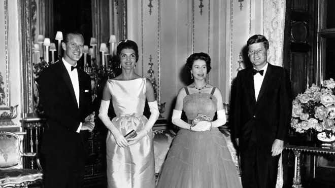 Năm 1961, Nữ hoàng Elizabeth II tiếp Tổng thống&nbsp;John F. Kennedy và phu nhân&nbsp;Jacqueline Kennedy tại Cung điện Buckingham.&nbsp;