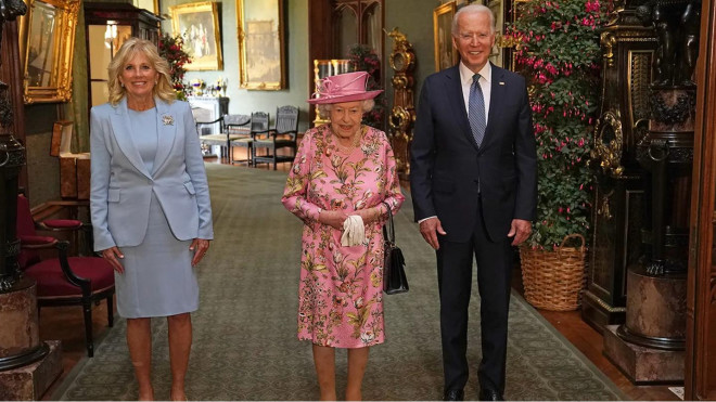 Vợ chồng Tổng thống đương nhiệm Joe Biden gặp Nữ hoàng Elizabeth II ở Cung điện Windsor hồi tháng 6/2022. Đây là chuyến công du nước ngoài đầu tiên của ông Biden trên cương vị tổng thống.&nbsp; Ảnh: Pool/Getty Images