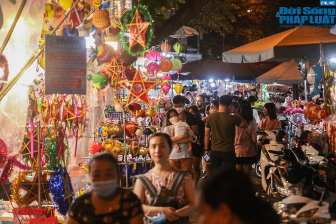 Các mặt hàng đồ chơi truyền thống như đèn ông sao, mặt nạ,…được bày bán ở phố Hàng Mã, tạo nên khung cảnh lung linh, rực rỡ sắc màu.