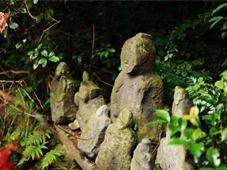 Hàng ngàn bức tượng bí ẩn xuất hiện trên ngọn núi, được xem là “người lính cõi âm”