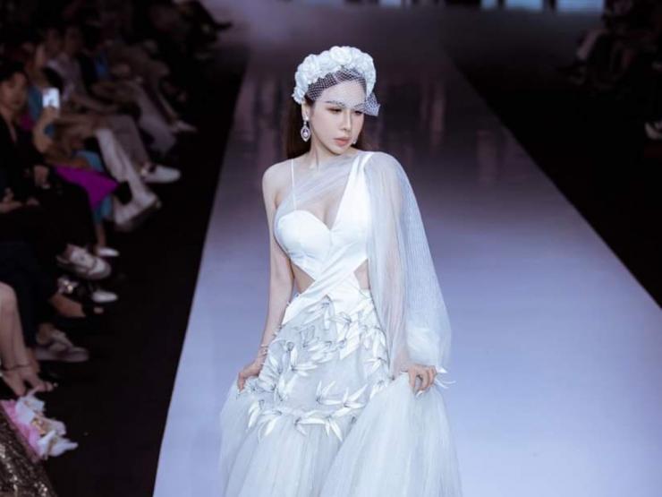 Hoa hậu Áo dài là vedette của show Trần Hùng tại London Fashion Week