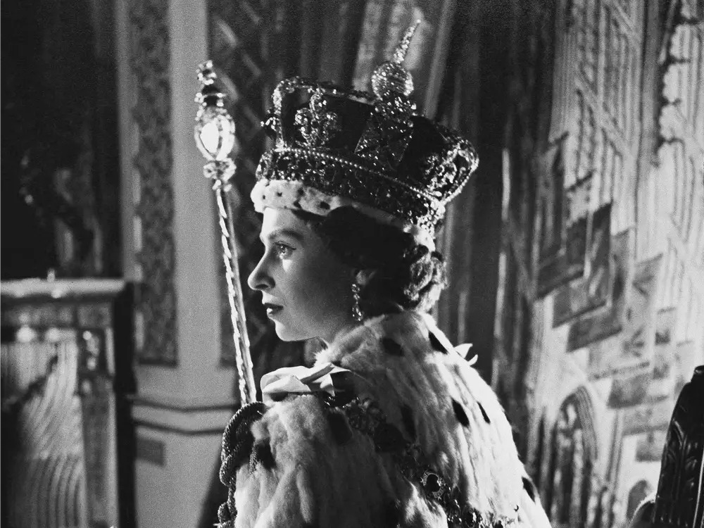 Queen Elizabeth II on coronation day (photo: Insider)