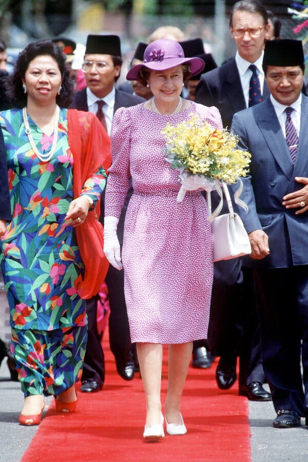 Nữ hoàng Elizabeth II và di sản thời trang quyền lực muôn đời - 2