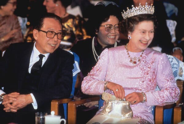 Nữ hoàng Elizabeth II và di sản thời trang quyền lực muôn đời - 5