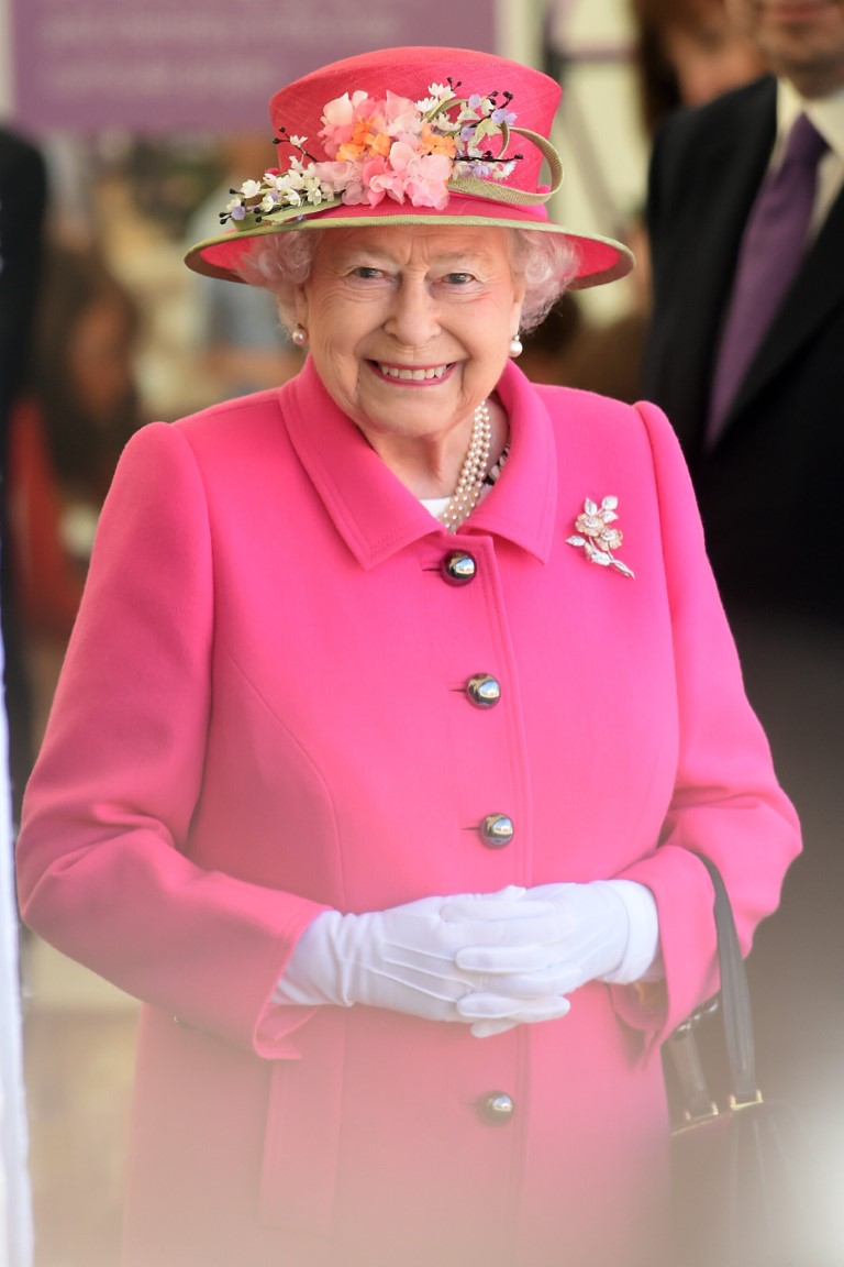 Nữ hoàng Elizabeth II và di sản thời trang quyền lực muôn đời - 8