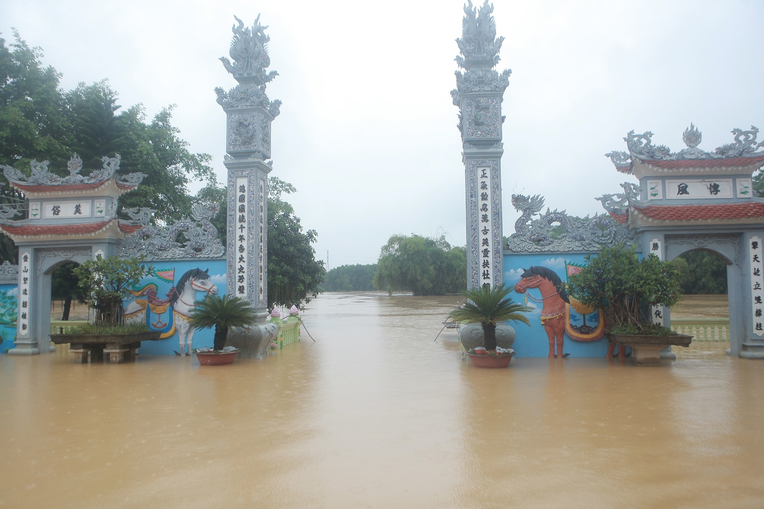 Ông Hoàng Văn Nết (tổ 1, thôn Bùi Xá) chia sẻ, chiều tối qua, nước đổ về ầm ầm như lũ quét, chỉ một lúc nước sông dâng lên ngập hết đường làng