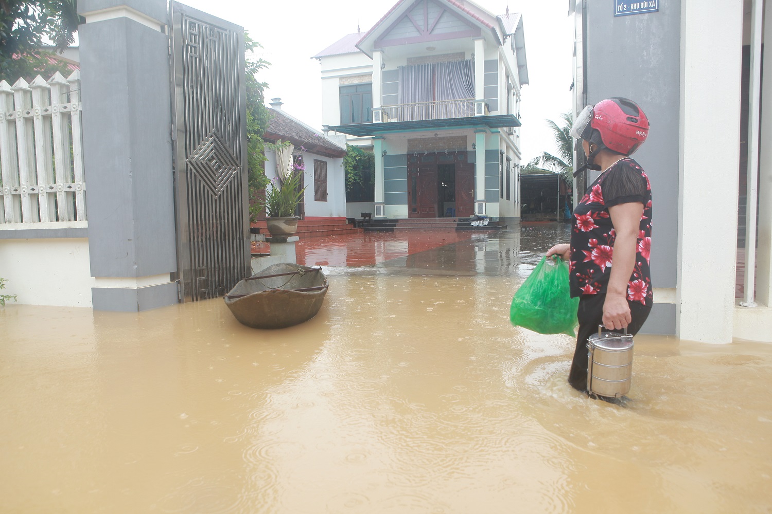 Người dân hạn chế ra ngoài khi nước lũ dâng cao. Nếu muốn ra ngoài, thuyền trở thành phương tiện di chuyển chính của người dân