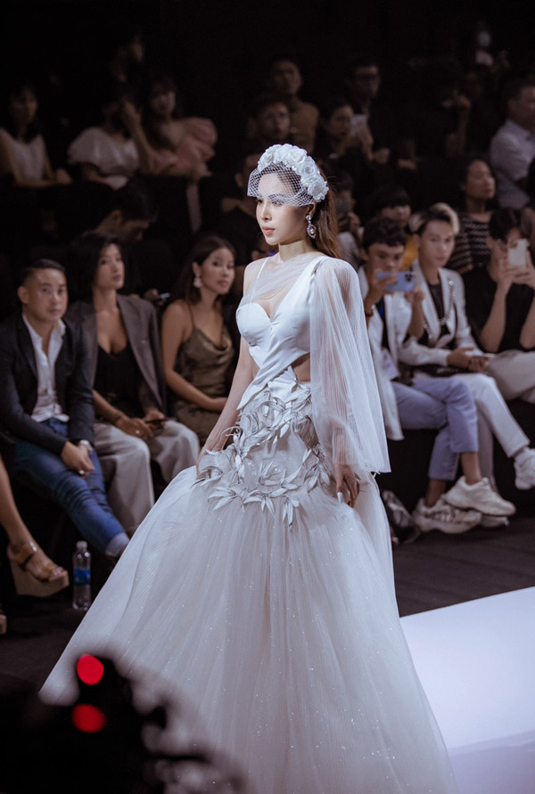 Trước khi được NTK Trần Hùng mời trình diễn tại London Fashion Week Spring Summer 2023, hoa hậu Hoàng Dung từng xuất hiện tại Vietnam International Fashion Week trong nhiều năm.