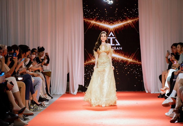 Hoàng Dung tham dự Thailand Fashion Week. Cô là một fashionista và “tay chơi” hàng hiệu nổi tiếng.