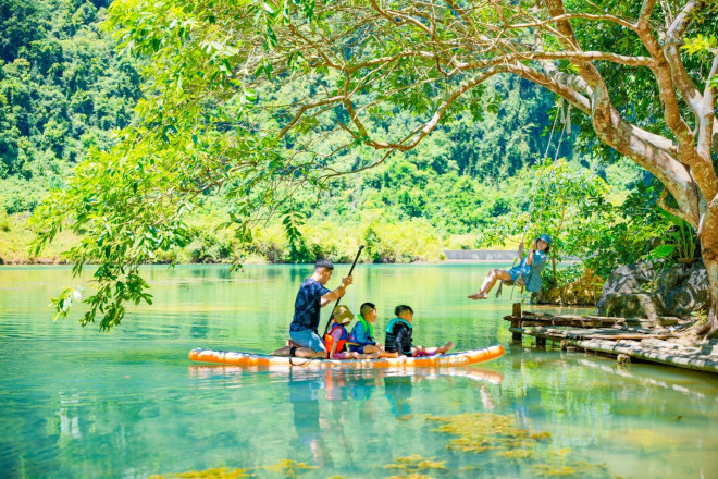 Chèo thuyền Kayak trên làn nước xanh đặc trưng ở xứ Lạng