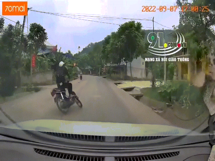 Clip: Cố tình vượt ô tô, người đi xe máy ngã lộn nhào nhiều vòng như "kungfu"
