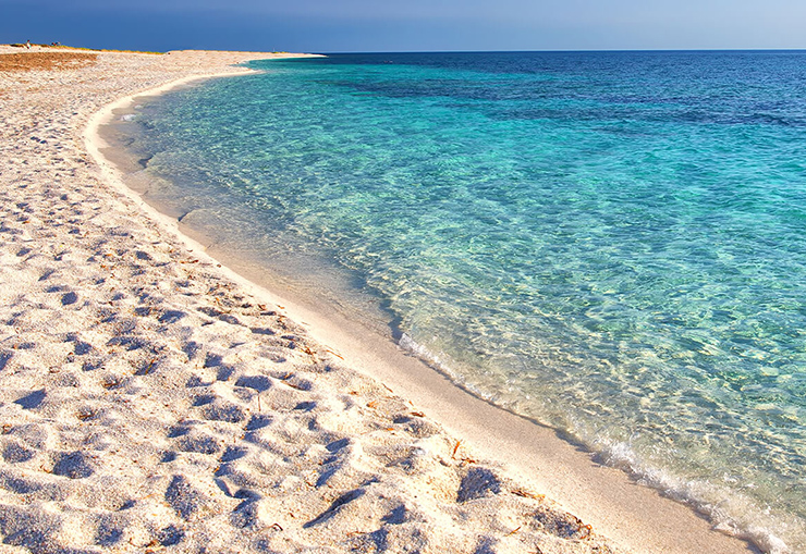1. Bãi biển Is Arutas được bao phủ bởi một lớp áo trắng kỳ diệu bởi những viên sỏi bé tí, óng ánh tuyệt đẹp dưới ánh mặt trời.

