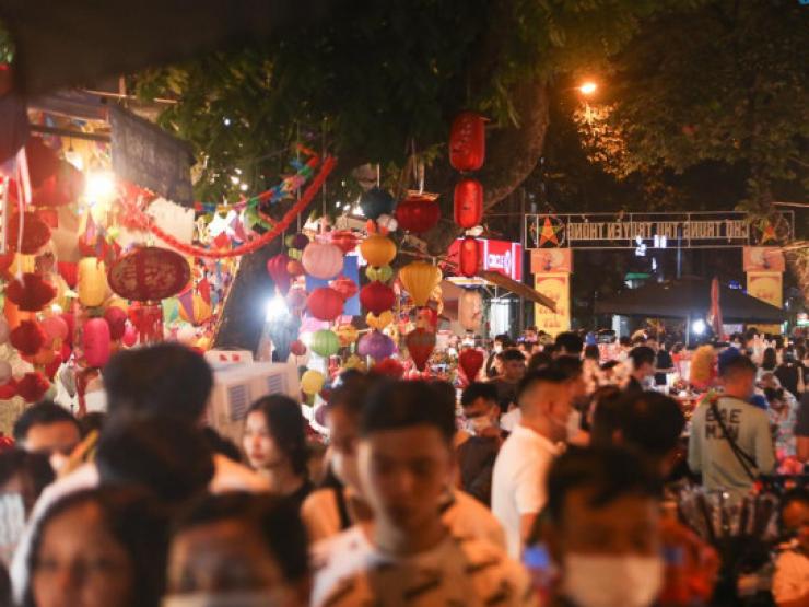 Hà Nội: Người chen người ở phố Hàng Mã chơi Trung thu sớm dịp cuối tuần