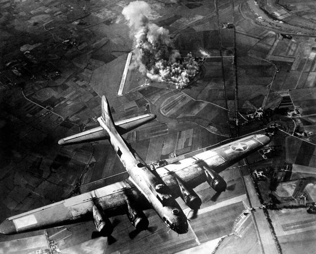 Chiếc B-17 ném bom nhà máy Focke-Wulf.