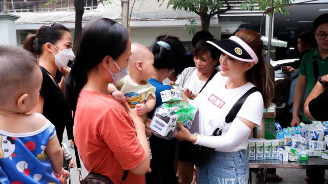 “Năm ngoái, vào dịp này, gia đình ở ru rú một chỗ, cơm không có mà ăn nên không dám nghĩ đến Trung Thu. Năm nay, cả xóm trọ may mắn được đội thiện nguyện phát quà nên các cháu còn có hộp sữa, gói bánh trong ngày lễ, đỡ tủi thân” – chị Thu chia sẻ.