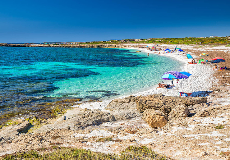 2. Bãi biển này nằm trên bờ biển kéo dài phía tây Sardinia, Cabras, cách Oristano, Italia vài km.
