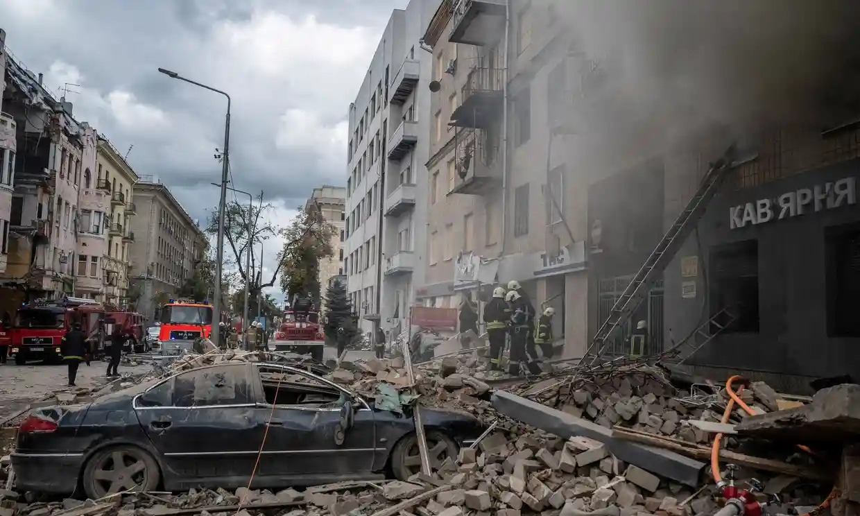 Một tòa nhà bị hư hại do giao tranh ở Kharkiv hôm 9/9 (ảnh: Reuters)
