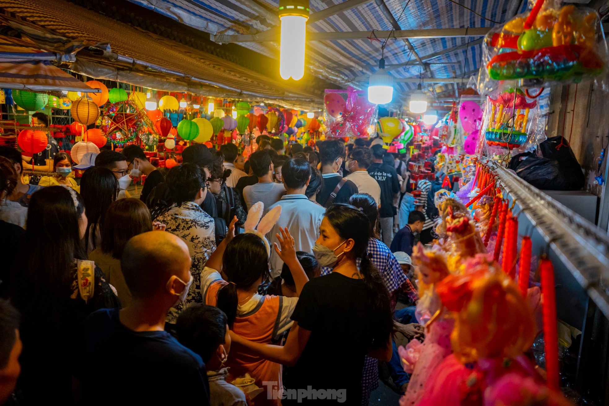 Tối 10/9, phố lồng đèn Lương Nhữ Học trở nên tấp nập khi có rất nhiều người đến tham quan, chụp ảnh và mua sắm.