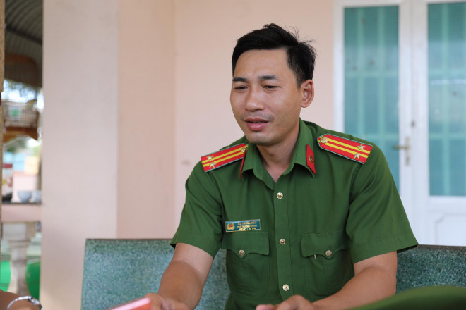 “Điều đầu tiên tiên quyết trong đầu là cứu người, nhưng cùng với đó là phải bảo vệ an toàn cho các chiến sĩ” - trung tá Bùi Trung Hiếu. Ảnh: Thảo Nguyễn