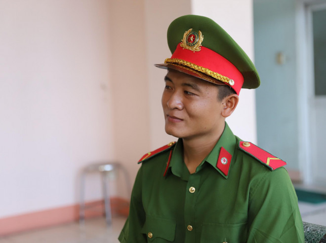 “Các đồng đội động viện nhau cố lên, đưa người dân ra ngoài nhanh nhất. Chỉ mong họ hình hài còn nguyên vẹn”- Binh nhì Ngô Hoài Phương nói. Ảnh: Thảo Nguyễn