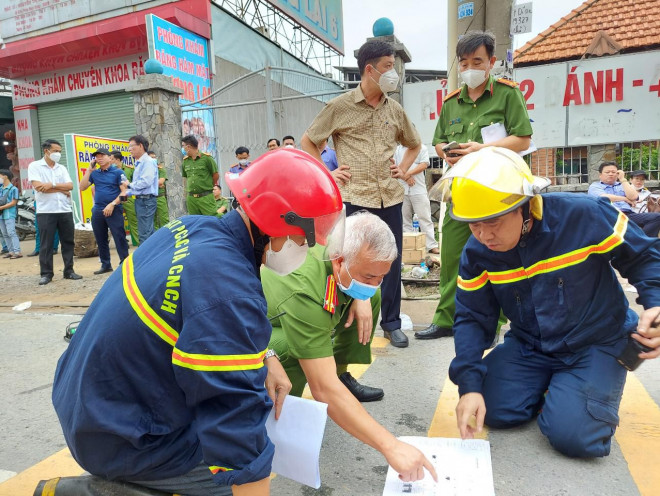 Các lực lượng đang xem sơ đồ tiếp cận các hướng để vào tòa nhà - Ảnh: Thảo Nguyễn