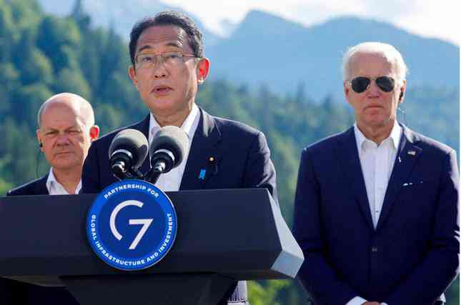 Thủ tướng Nhật Bản Fumio Kishi phát biểu khi đứng cạnh Tổng thống Mỹ Joe Biden và Thủ tướng Đức Olaf Scholz nhân dịp thượng đỉnh G7 hồi tháng 6. (Ảnh: Reuters)