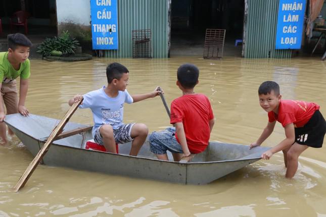 Nhiều gia đình phải dùng thuyền làm phương tiện đi lại. Ảnh: Đ.H